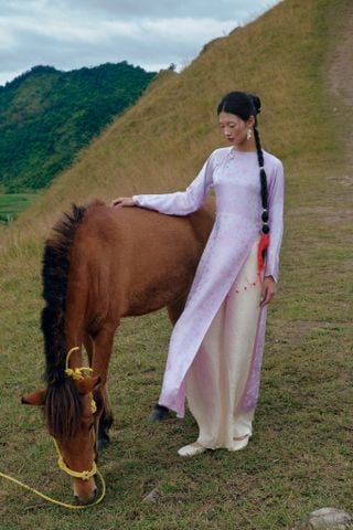 Áo dài Vân Vũ – Hoạ tiết Mai cách thuỷ | Màu tím nhạt