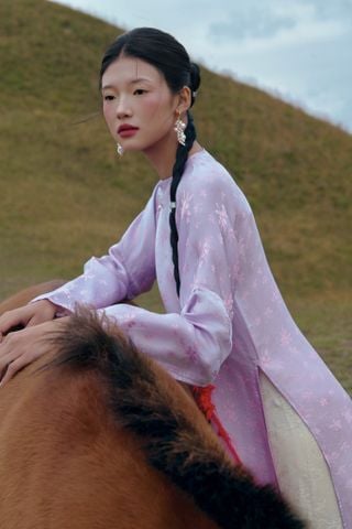 Áo dài Vân Vũ – Hoạ tiết Mai cách thuỷ | Màu tím nhạt