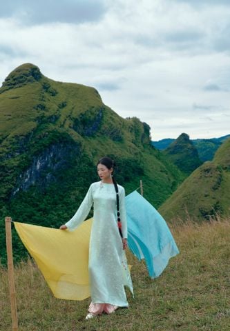 Áo dài Vân Vũ – Hoạ tiết Mai cách thuỷ | Màu xanh ngọc