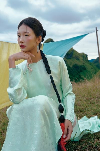 Áo dài Vân Vũ – Hoạ tiết Mai cách thuỷ | Màu xanh ngọc