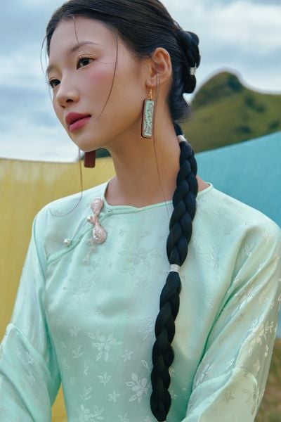 Áo dài Vân Vũ – Hoạ tiết Mai cách thuỷ | Màu xanh ngọc