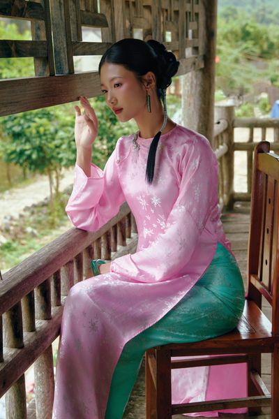 Áo dài Vân Vũ – Hoạ tiết Mai cách thuỷ | Màu hồng