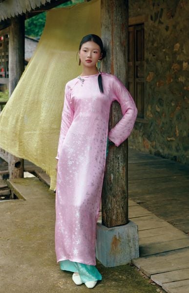 Áo dài Vân Vũ – Hoạ tiết Mai cách thuỷ | Màu hồng