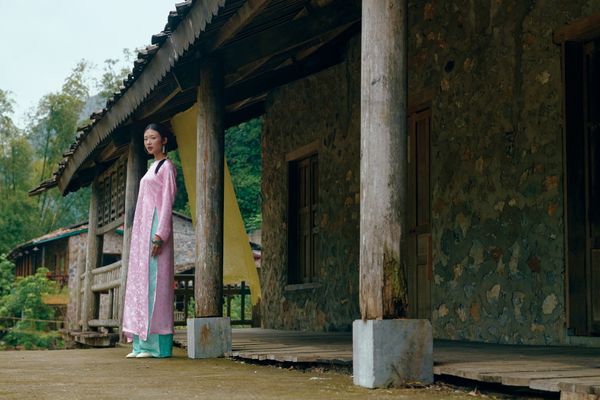 Áo dài Vân Vũ – Hoạ tiết Mai cách thuỷ | Màu hồng