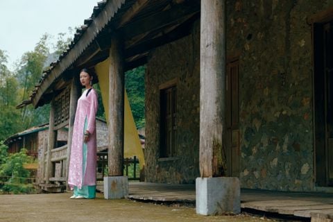 Áo dài Vân Vũ – Hoạ tiết Mai cách thuỷ | Màu hồng