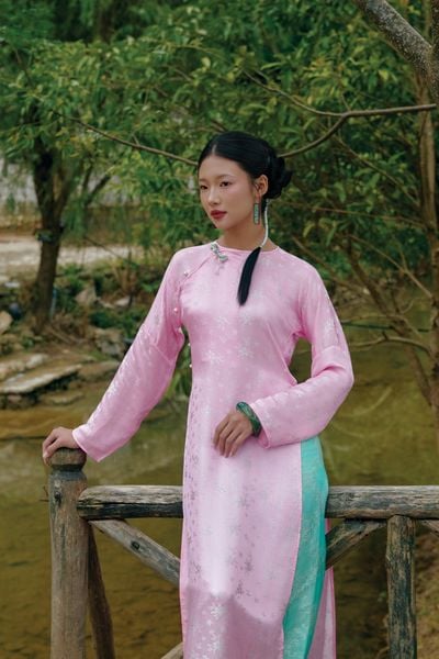 Áo dài Vân Vũ – Hoạ tiết Mai cách thuỷ | Màu hồng