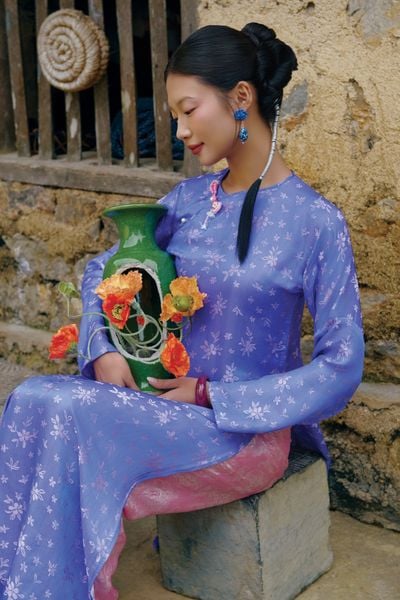 Áo dài Vân Vũ – Hoạ tiết Mai cách thuỷ | Màu xanh dương