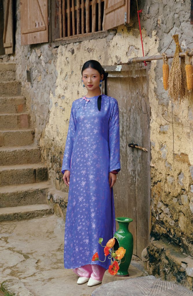 Áo dài Vân Vũ – Hoạ tiết Mai cách thuỷ | Màu xanh dương