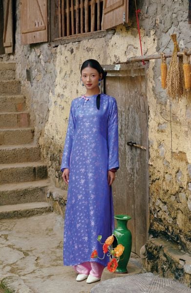 Áo dài Vân Vũ – Hoạ tiết Mai cách thuỷ | Màu xanh dương