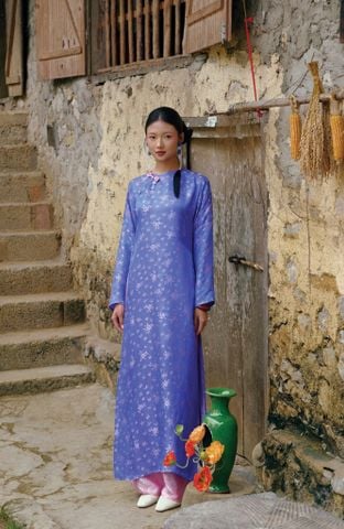 Áo dài Vân Vũ – Hoạ tiết Mai cách thuỷ | Màu xanh dương