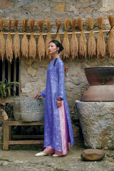 Áo dài Vân Vũ – Hoạ tiết Mai cách thuỷ | Màu xanh dương