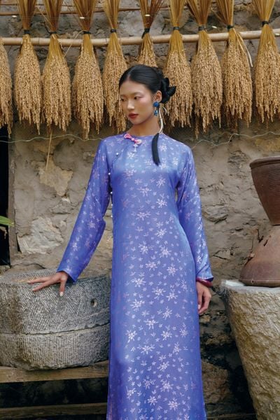 Áo dài Vân Vũ – Hoạ tiết Mai cách thuỷ | Màu xanh dương