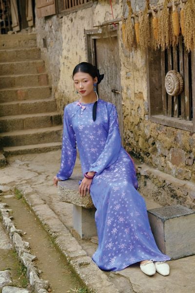 Áo dài Vân Vũ – Hoạ tiết Mai cách thuỷ | Màu xanh dương