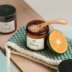 Muối tắm NauNau Bath Salt Relaxing 200g giúp tẩy tế bào chết, giảm stress, mang lại cảm giác tươi tắn, sảng khoái
