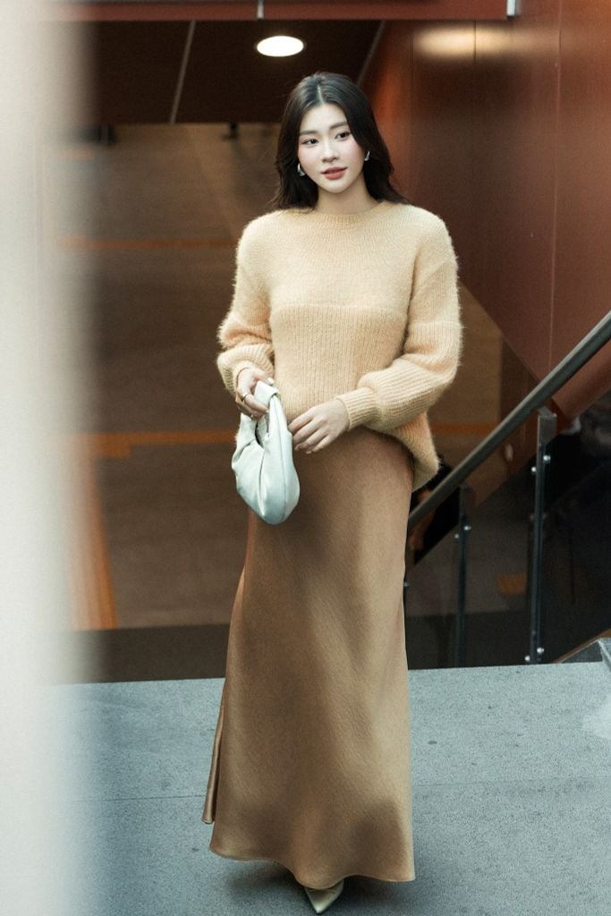 CHÂN VÁY LỤA NÂU Z07642