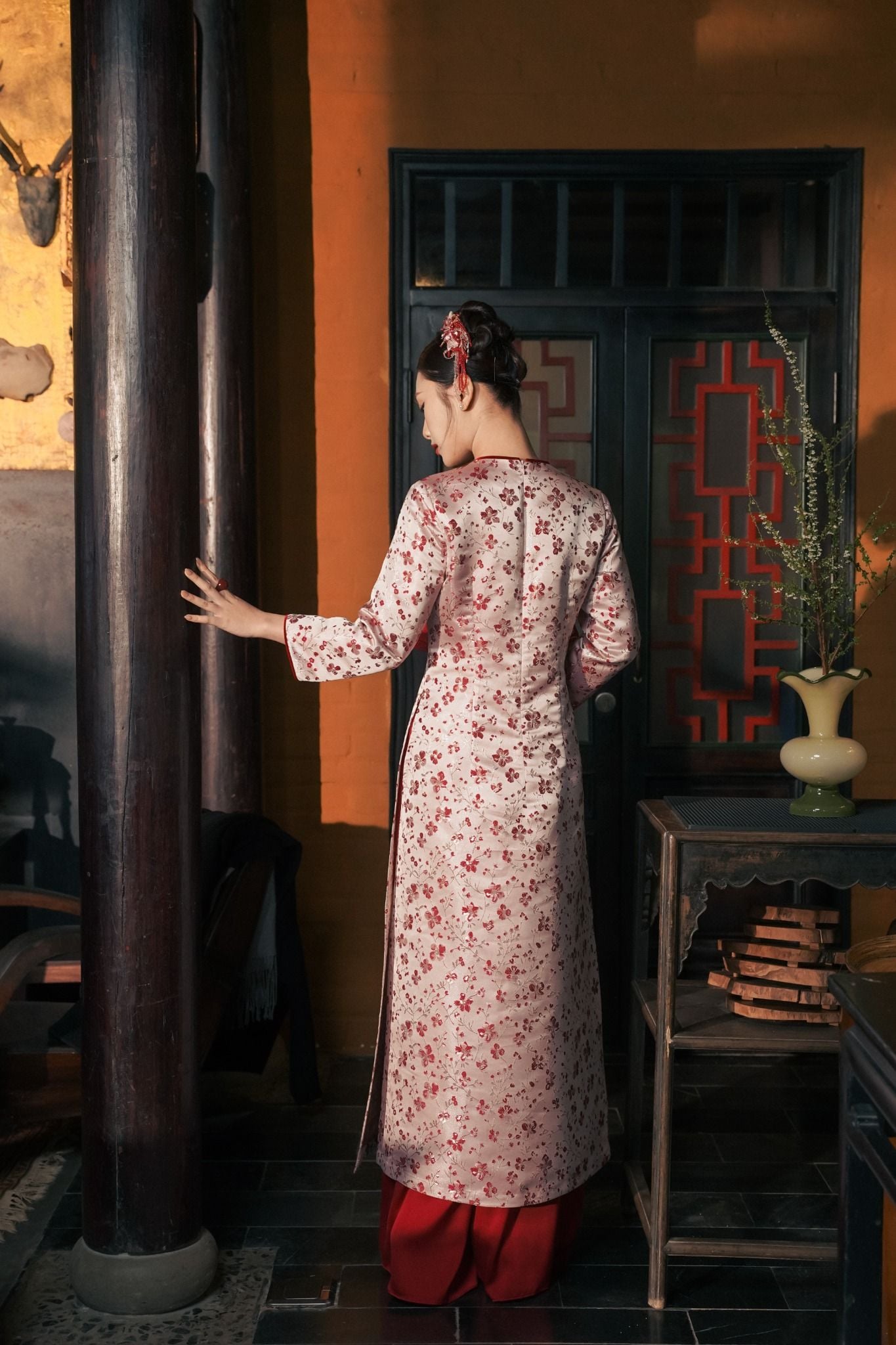 ÁO DÀI GẤM HOA ĐỎ AD08892