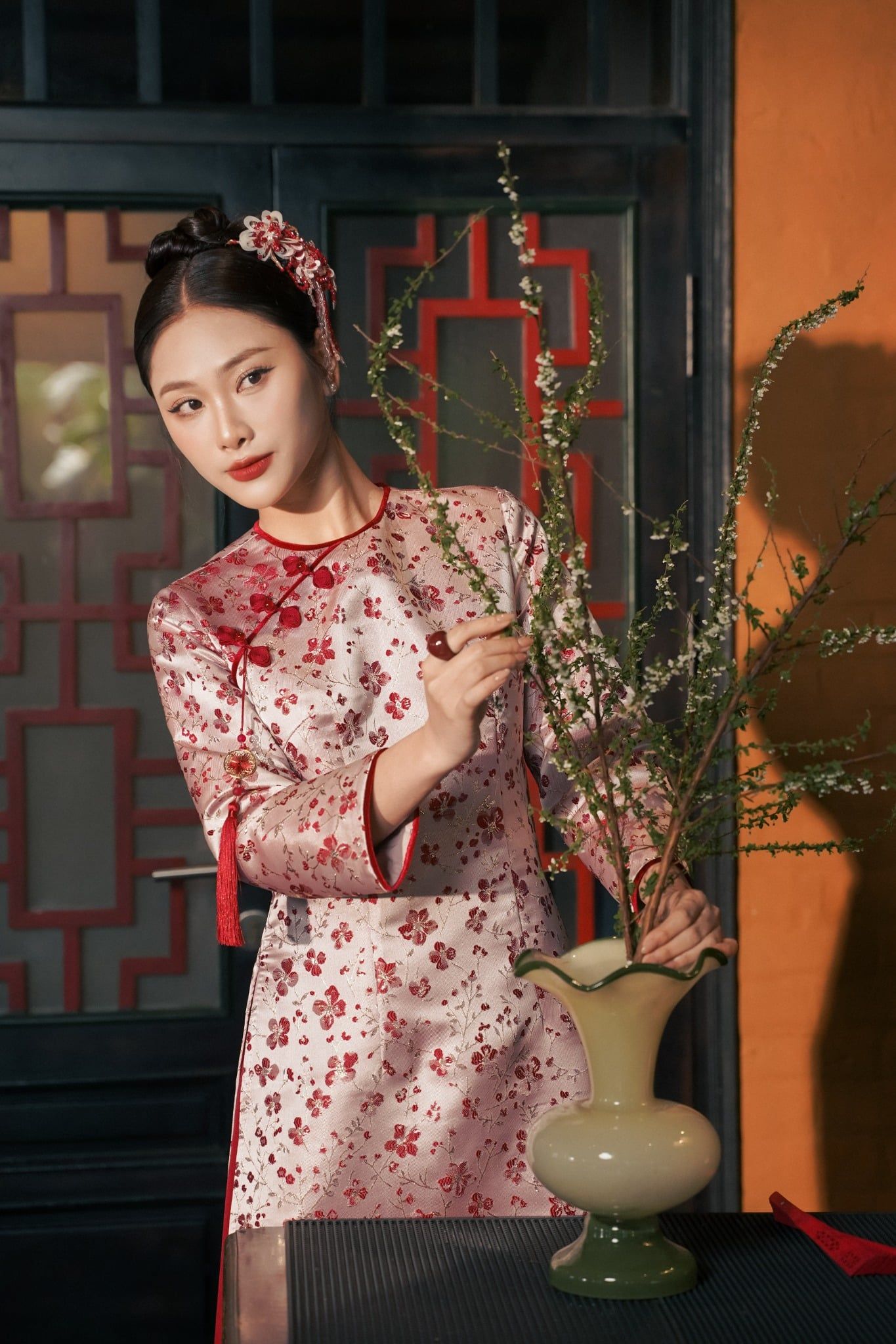 ÁO DÀI GẤM HOA ĐỎ AD08892