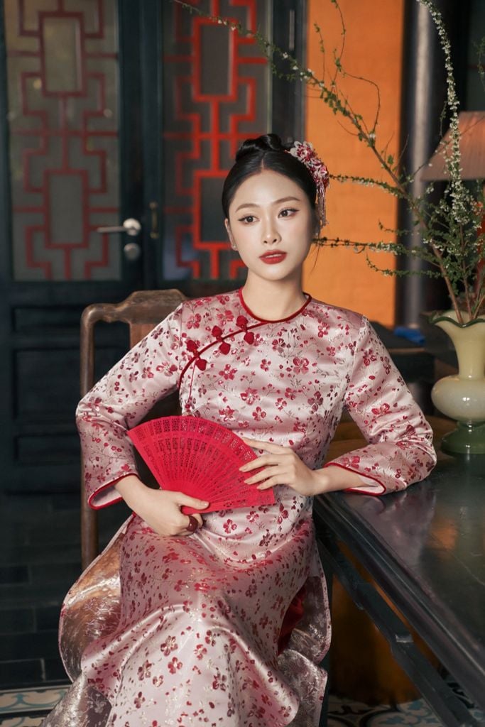  ÁO DÀI GẤM HOA ĐỎ AD08892 