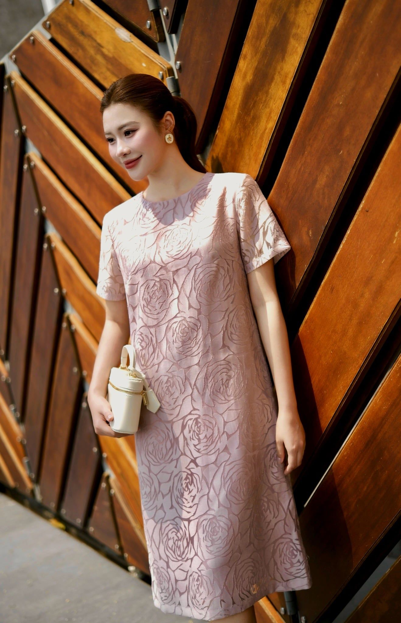 ĐẦM SUÔNG PHỐI HOẠ TIẾT HOA HỒNG D10662