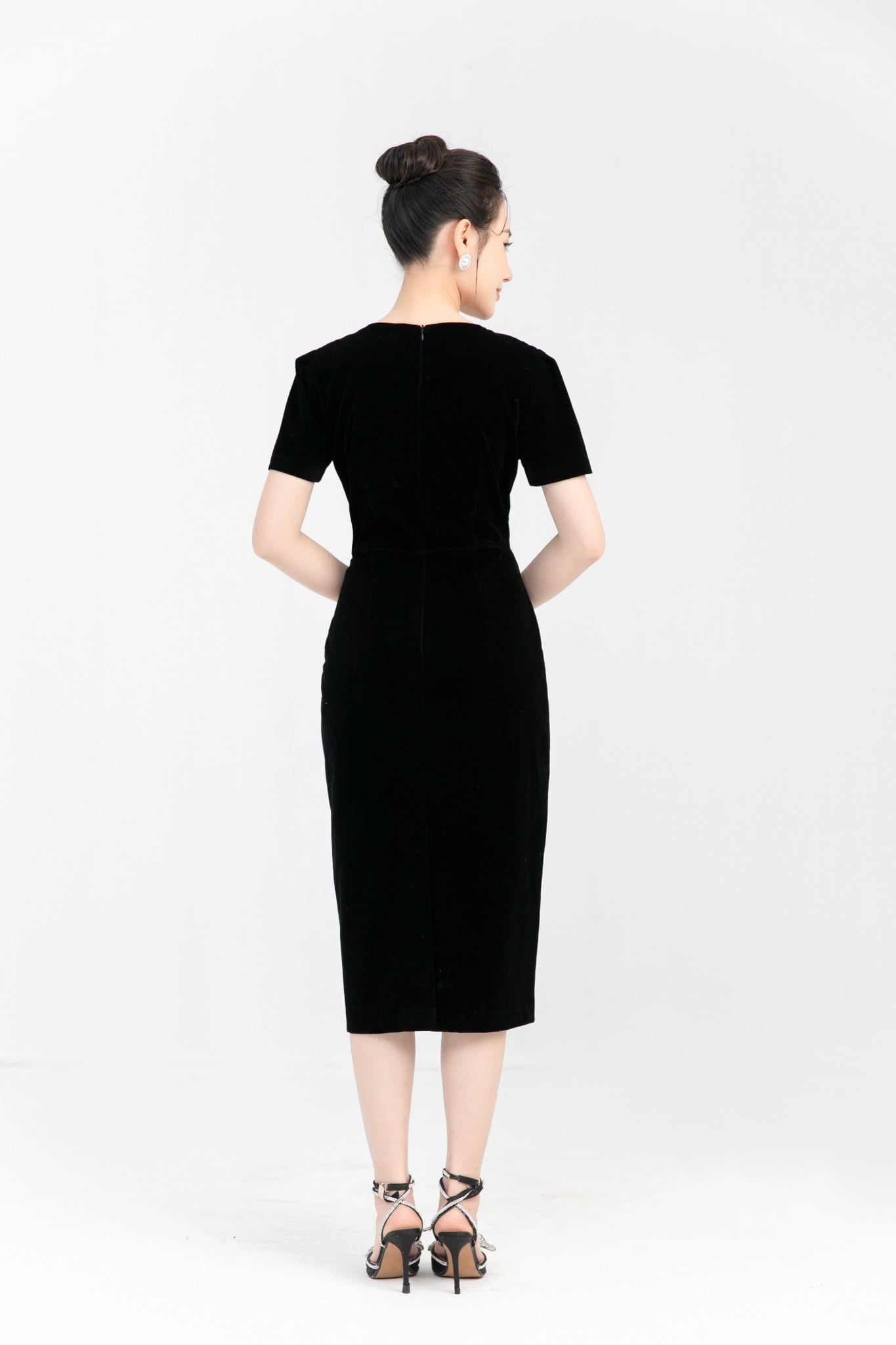 ĐẦM NHUNG THÊU HOA D12602