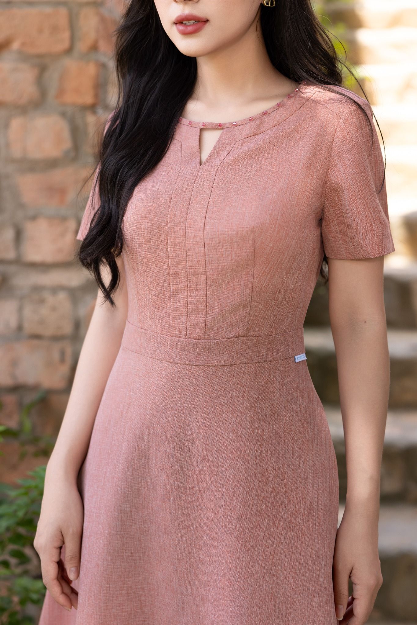 ĐẦM HỒNG CỔ XẺ D40402