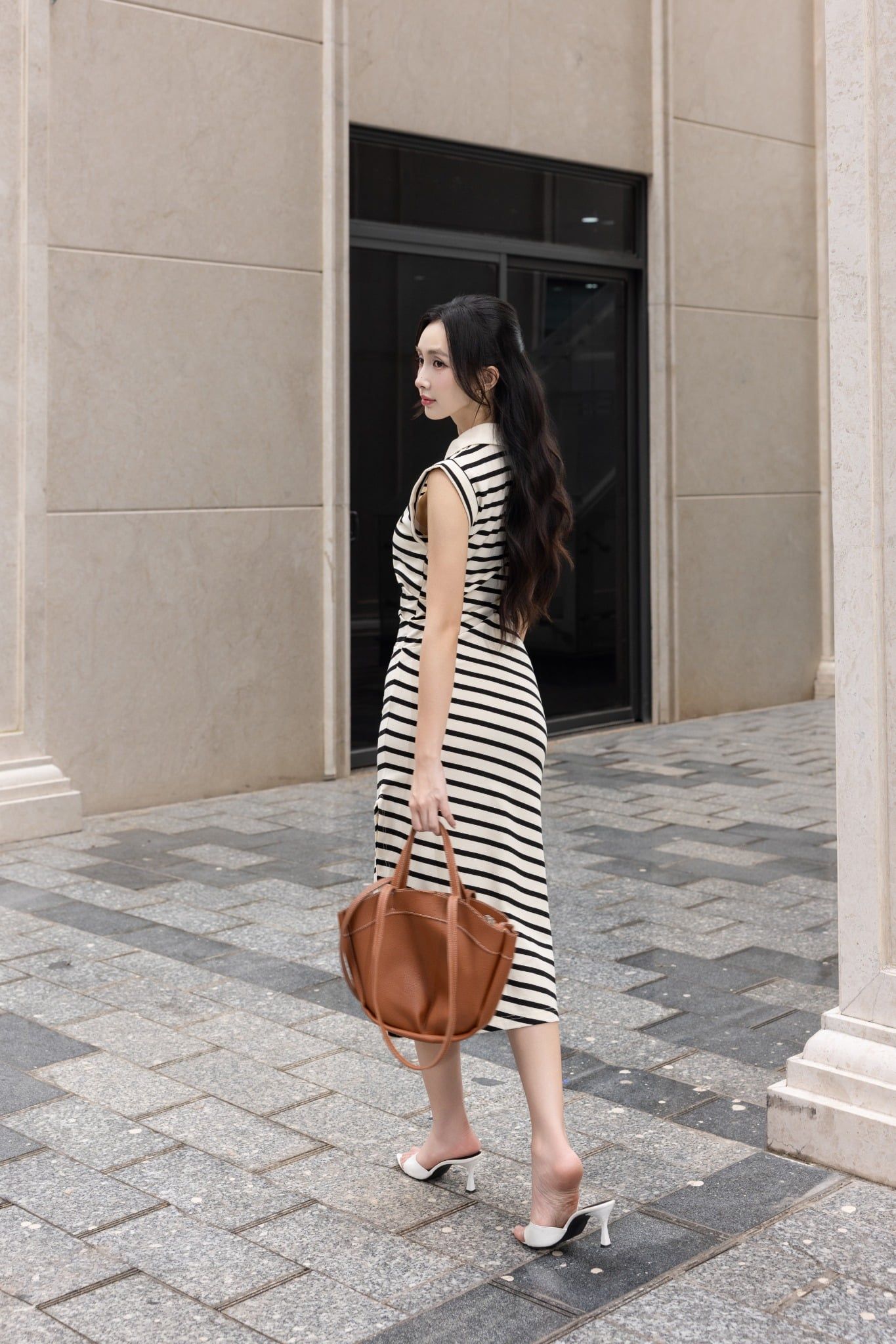 ĐẦM ÔM KẺ D64152