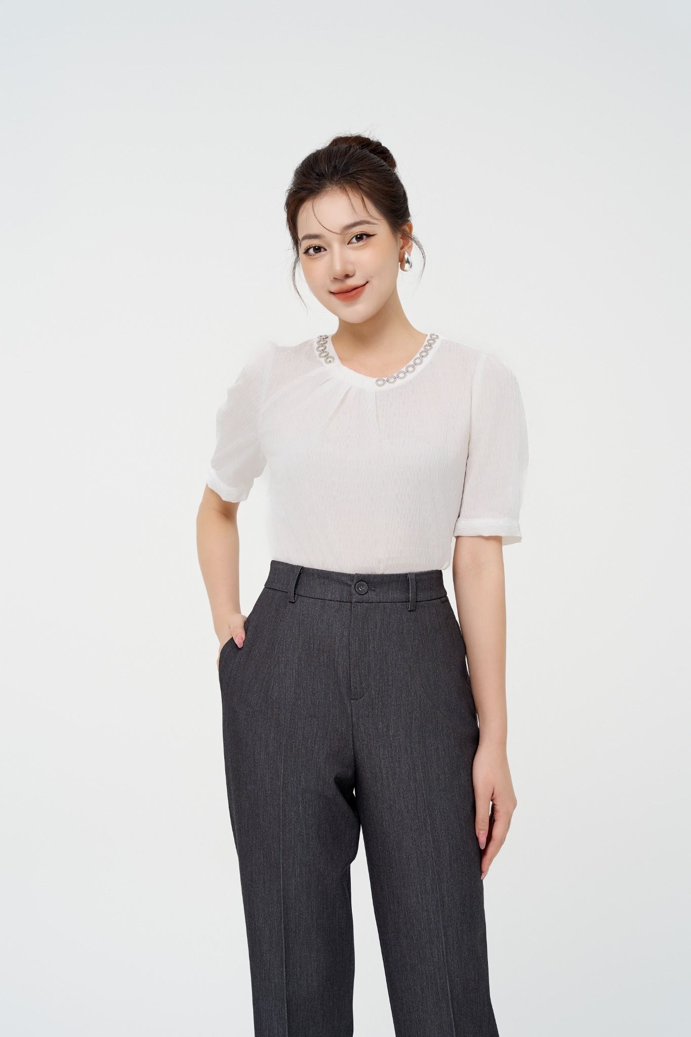 SƠ MI TRẮNG CỔ ĐÍNH ĐÁ SM41982