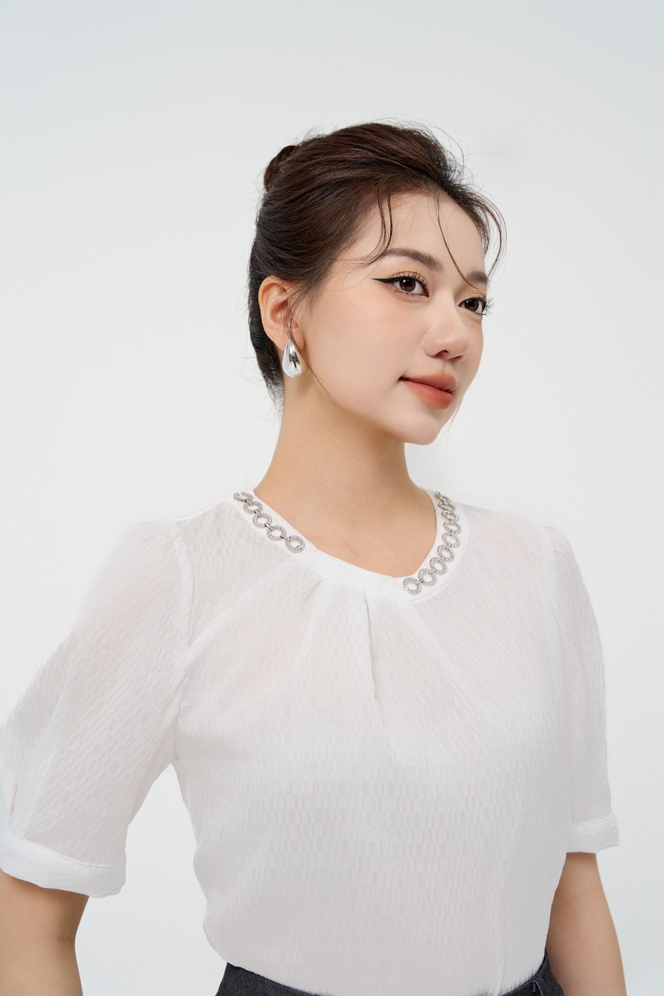 SƠ MI TRẮNG CỔ ĐÍNH ĐÁ SM41982