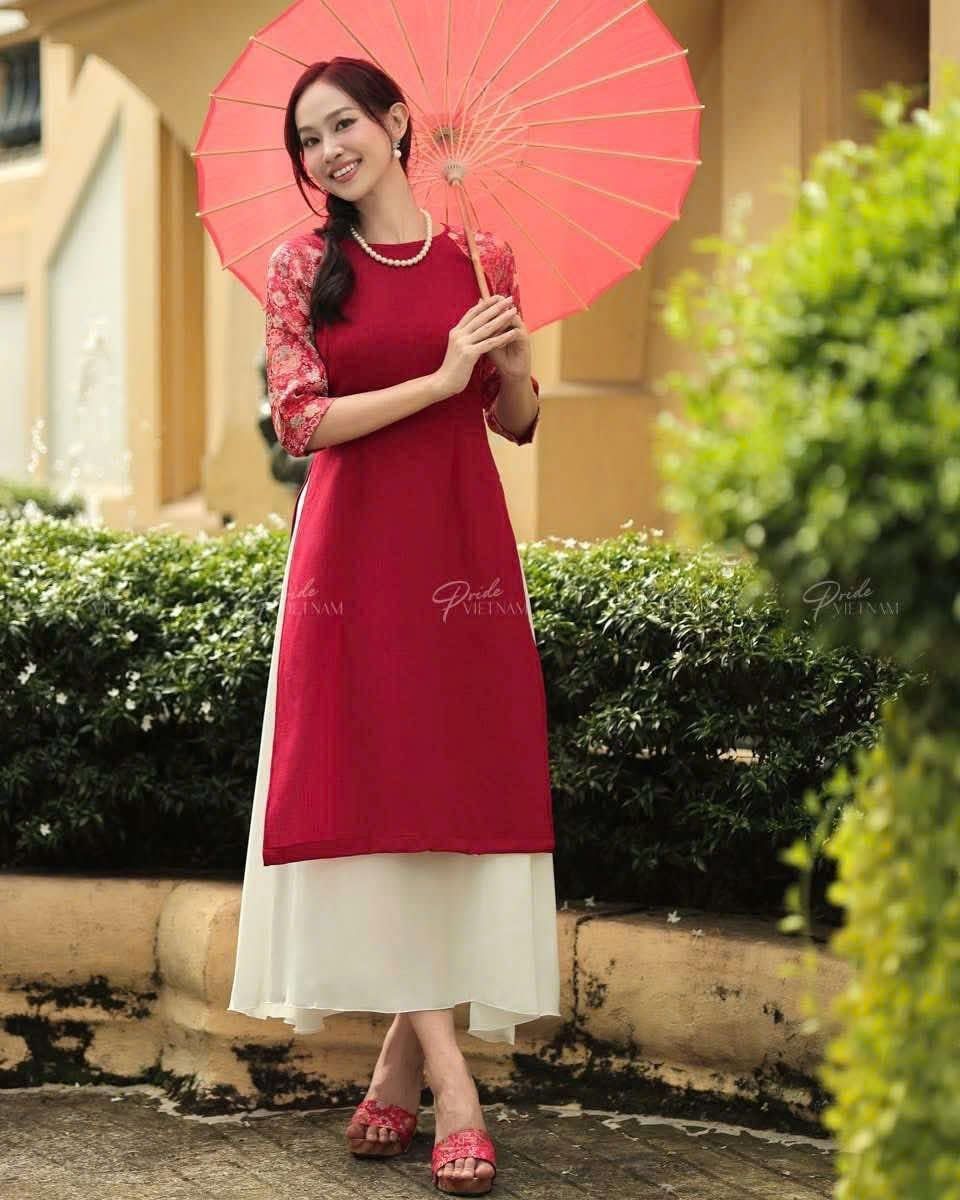 Áo Dài Gấm Đỏ Bừng Sắc Xuân