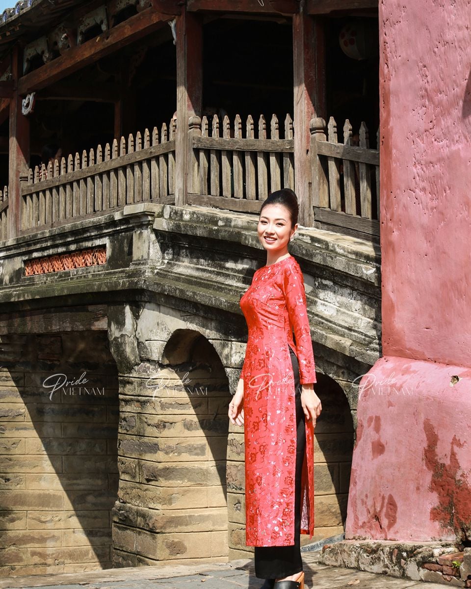 Áo Dài Gấm Đỏ Bừng Sắc Xuân