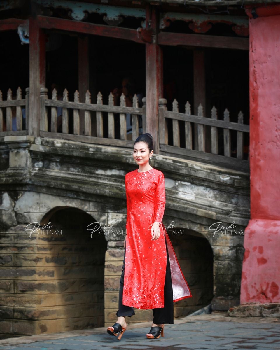  Áo Dài Gấm Đỏ Bừng Sắc Xuân 