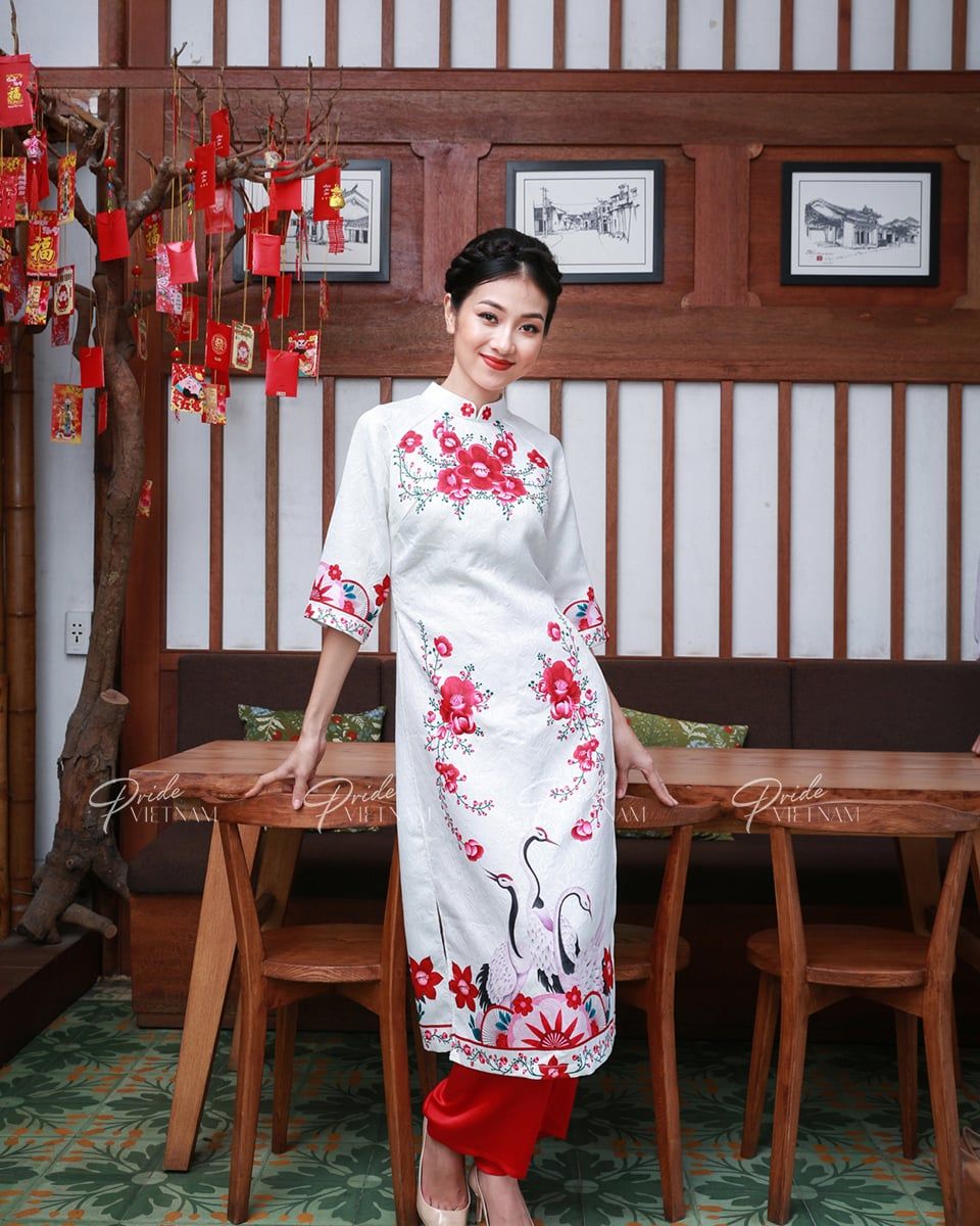 Áo Dài Gấm Trắng Bừng Sắc Xuân