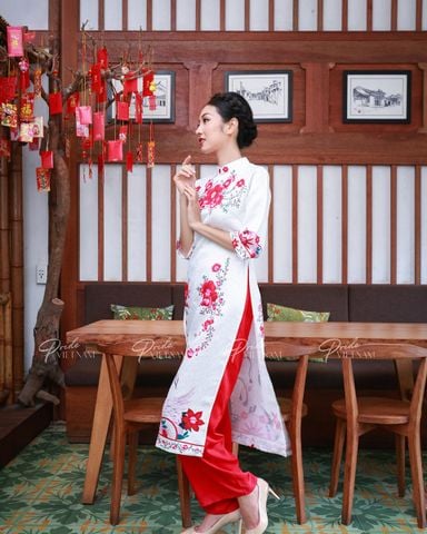  Áo Dài Gấm Trắng Bừng Sắc Xuân 