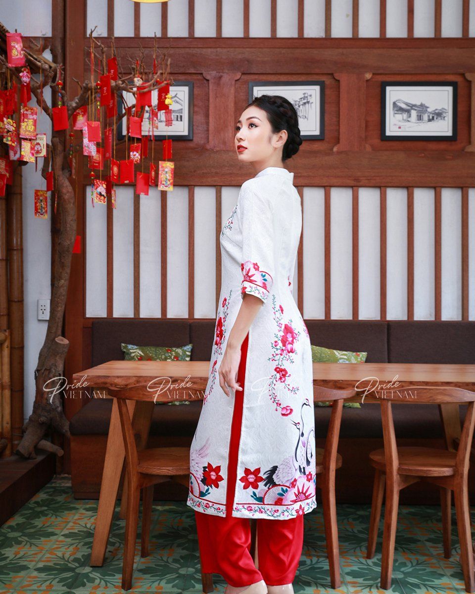 Áo Dài Gấm Trắng Bừng Sắc Xuân