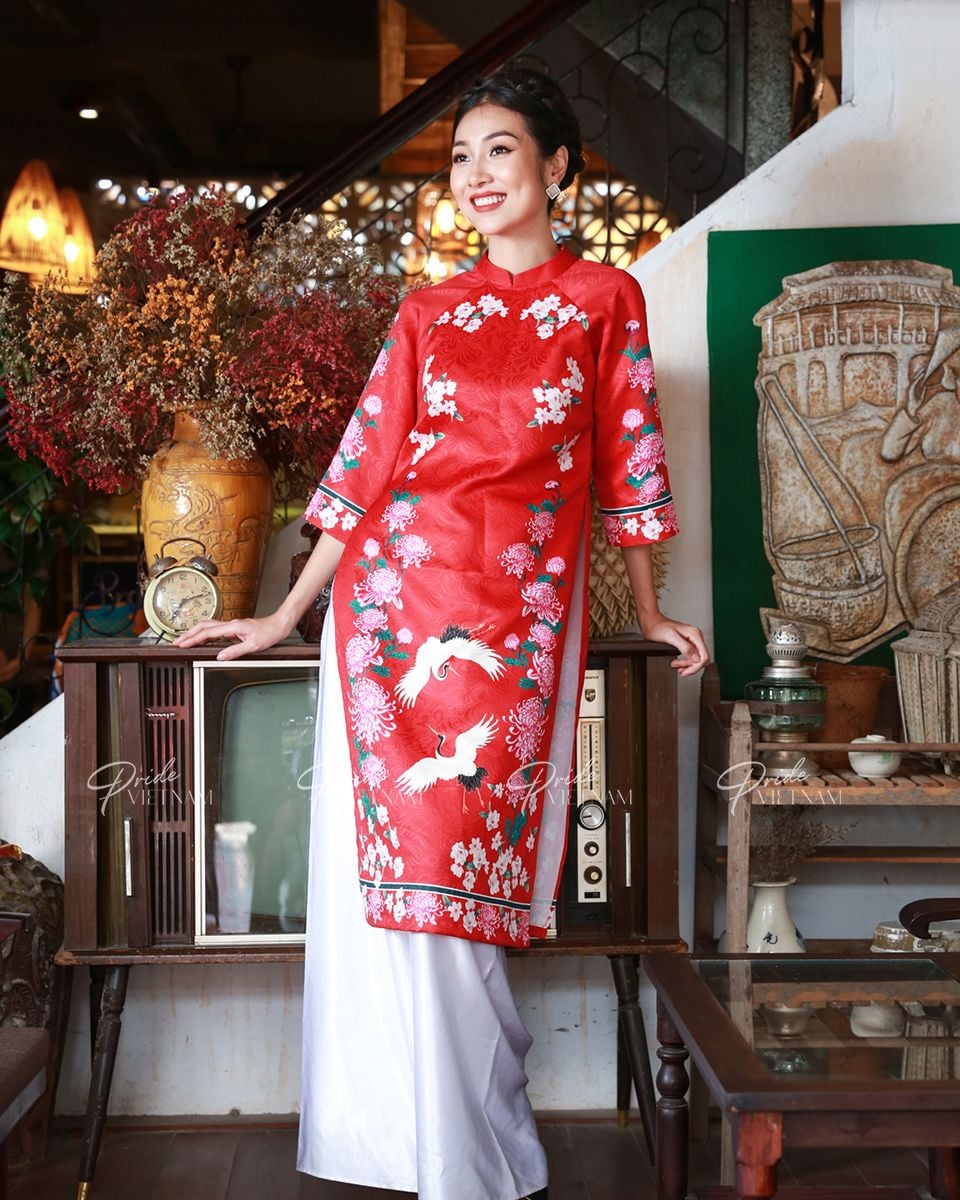 Áo Dài Gấm Đỏ Bừng Sắc Xuân