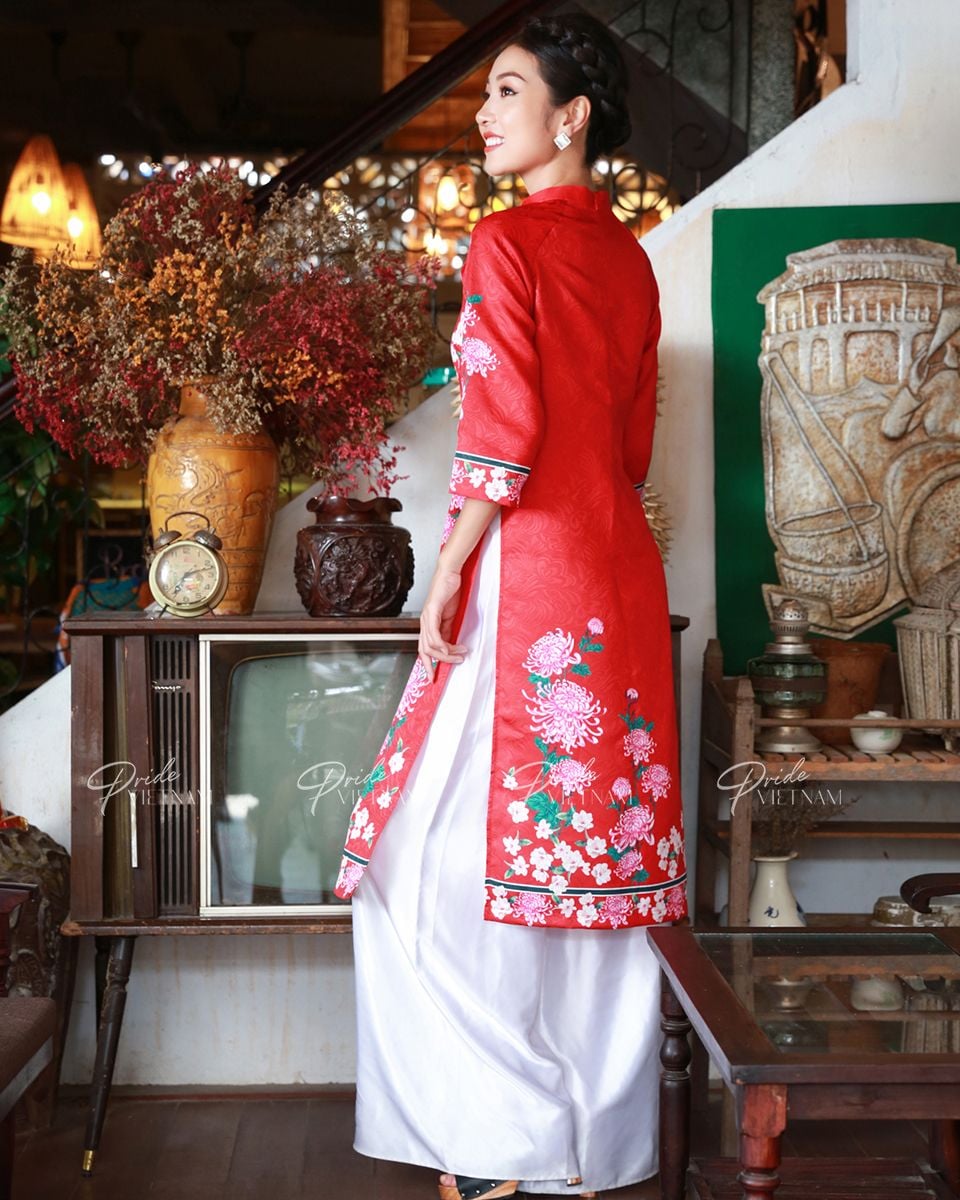 Áo Dài Gấm Đỏ Bừng Sắc Xuân