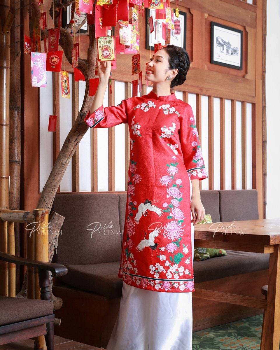 Áo Dài Gấm Đỏ Bừng Sắc Xuân