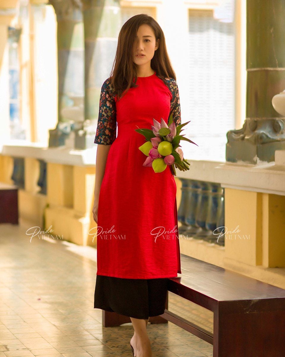 Áo Dài Gấm Đỏ Bừng Sắc Xuân