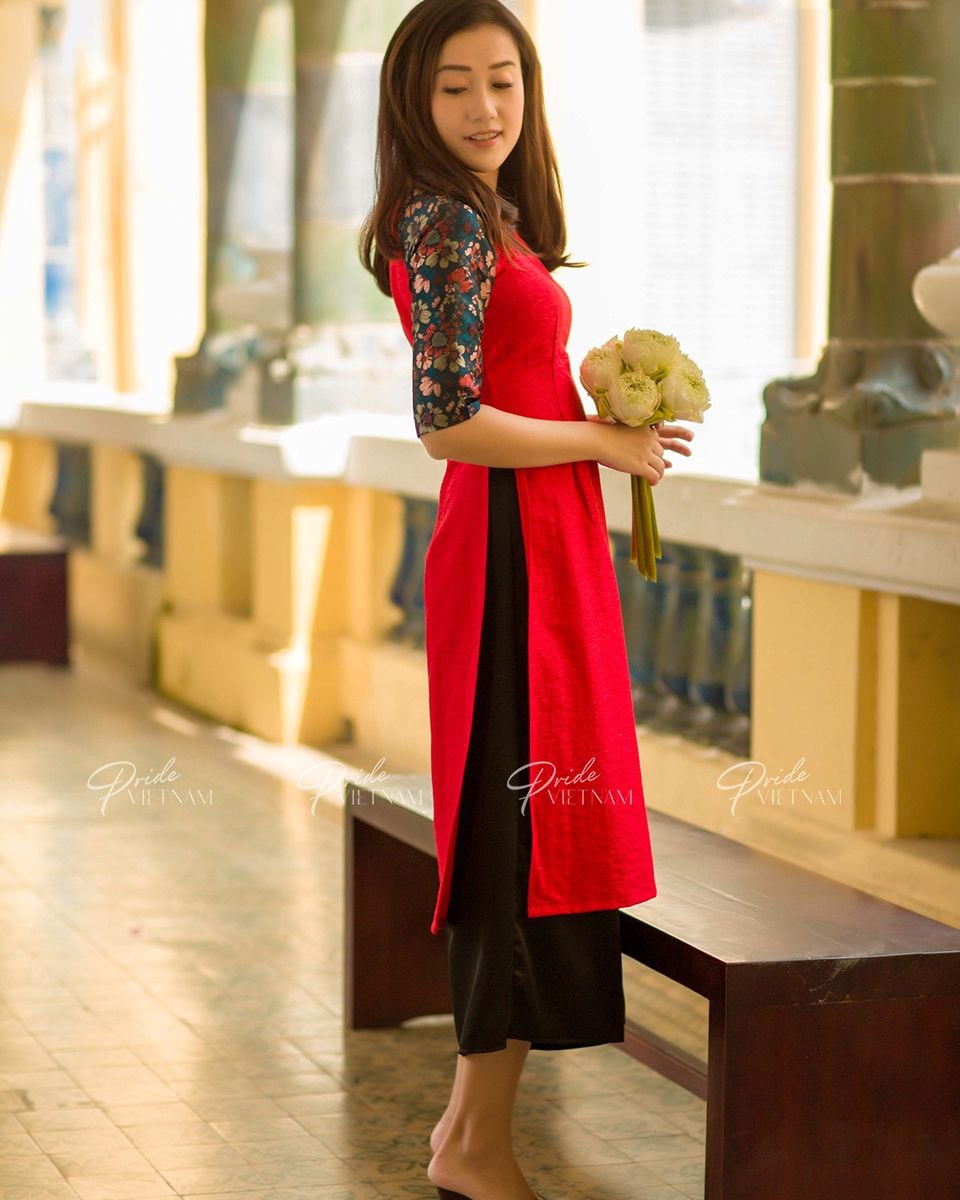Áo Dài Gấm Đỏ Bừng Sắc Xuân