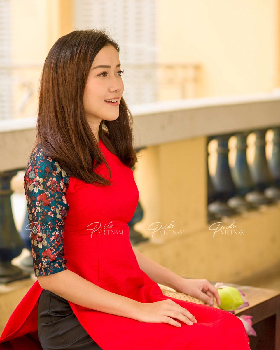 Áo Dài Gấm Đỏ Bừng Sắc Xuân