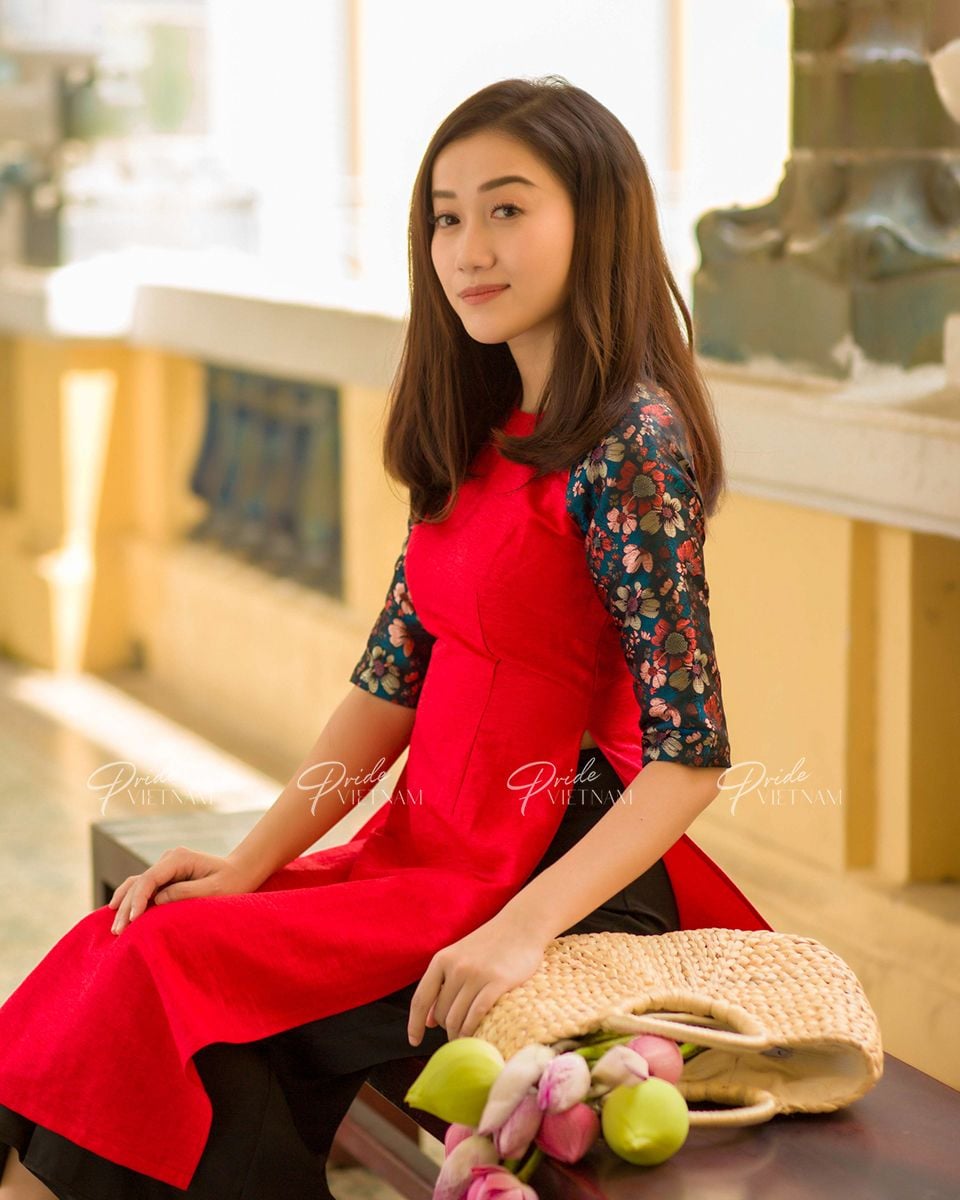 Áo Dài Gấm Đỏ Bừng Sắc Xuân