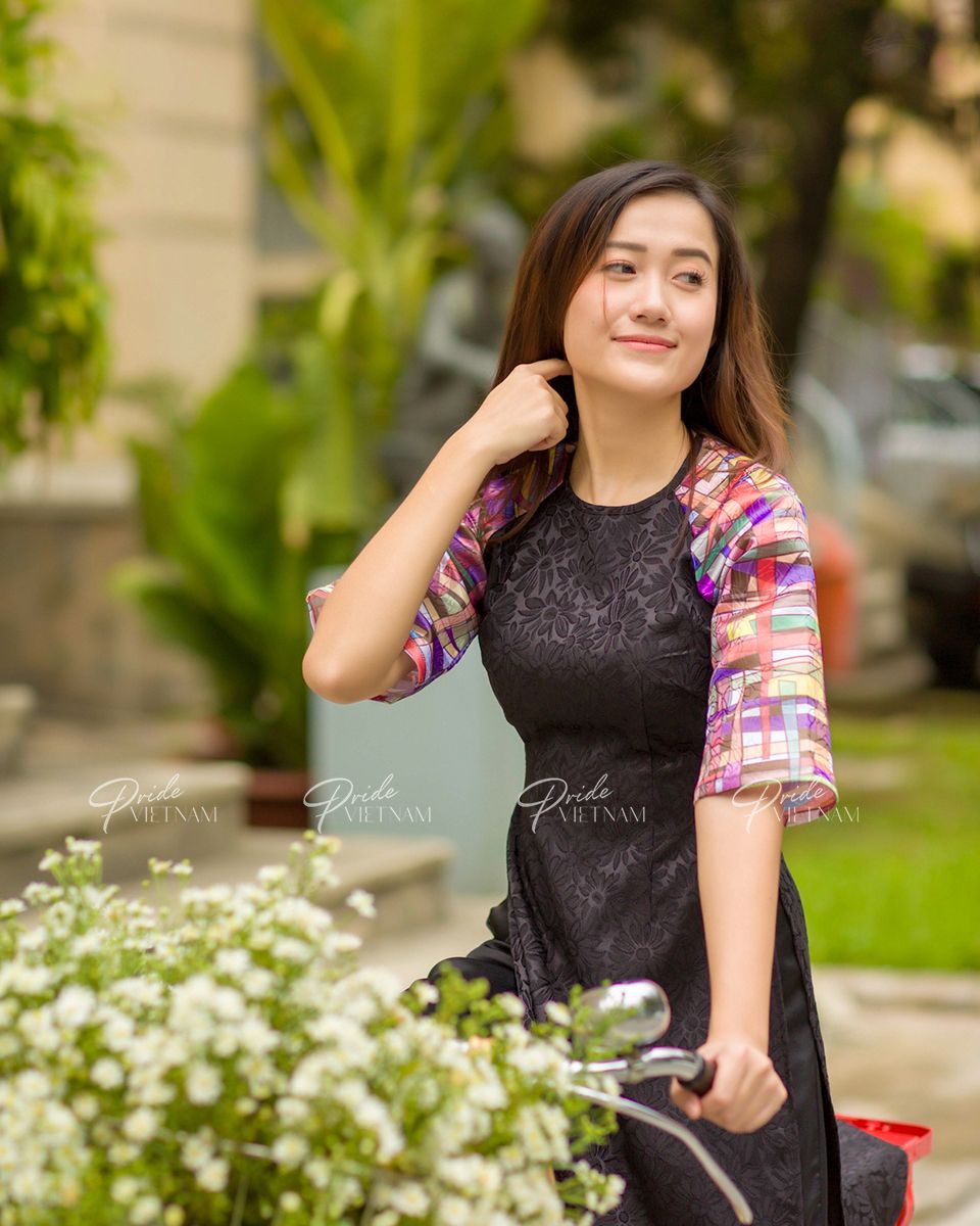 Áo Dài Gấm Đen Bừng Sắc Xuân