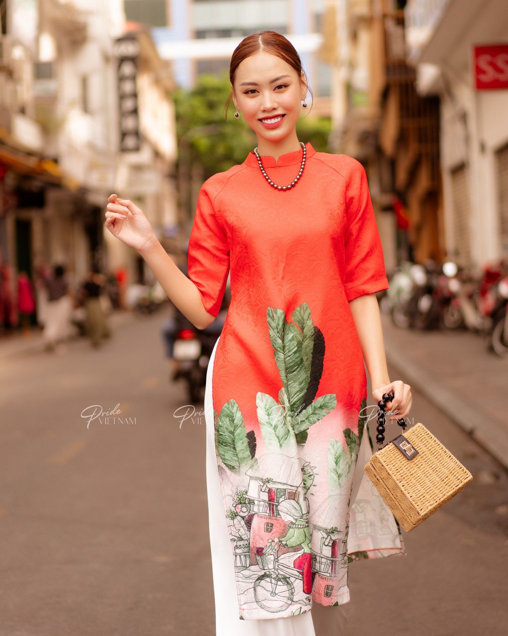 Áo Dài Gấm Đỏ Chị Em Hương Xuân