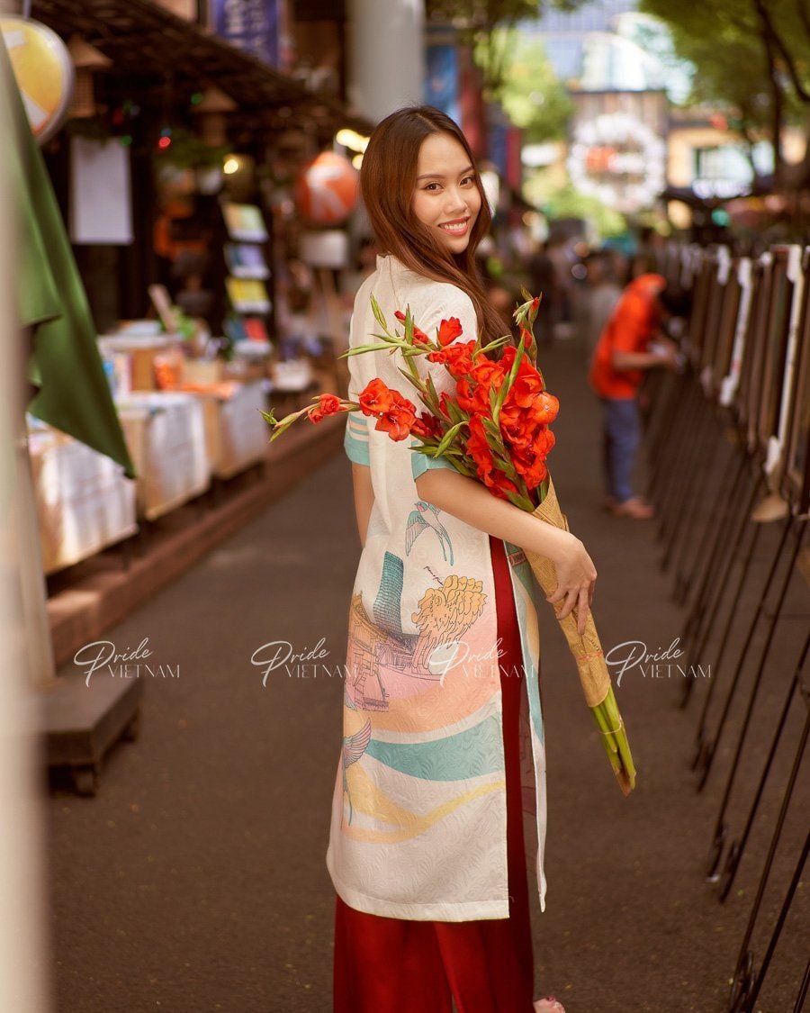 Áo Dài Gấm Nữ Trắng Họa Tiết Hương Xuân