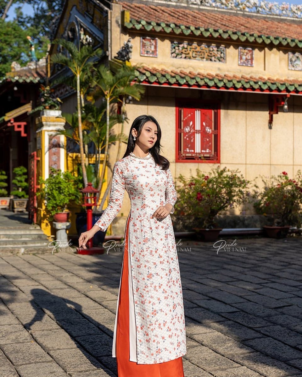 Áo Dài Ren Trắng Hoa Cam