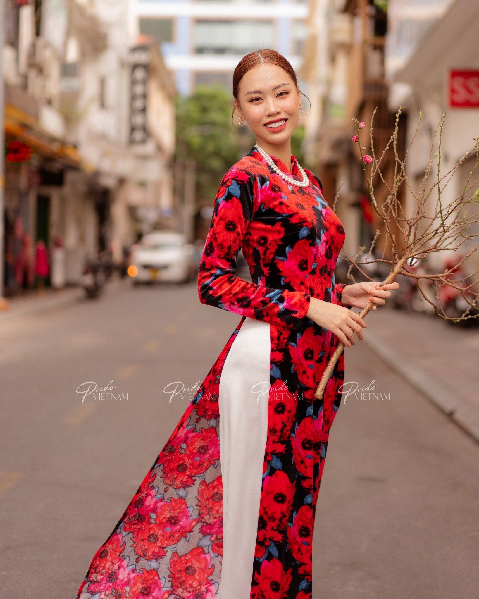 Áo Dài Nhung Hoa Đỏ Hồn Việt