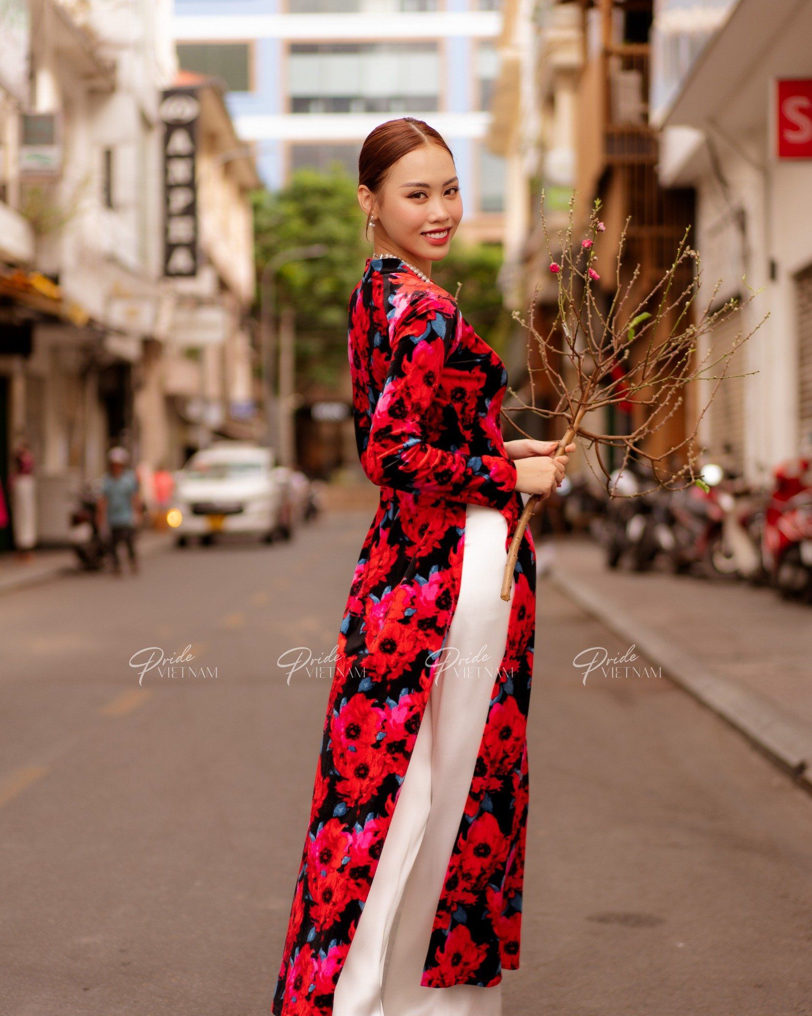 Áo Dài Nhung Hoa Đỏ Hồn Việt