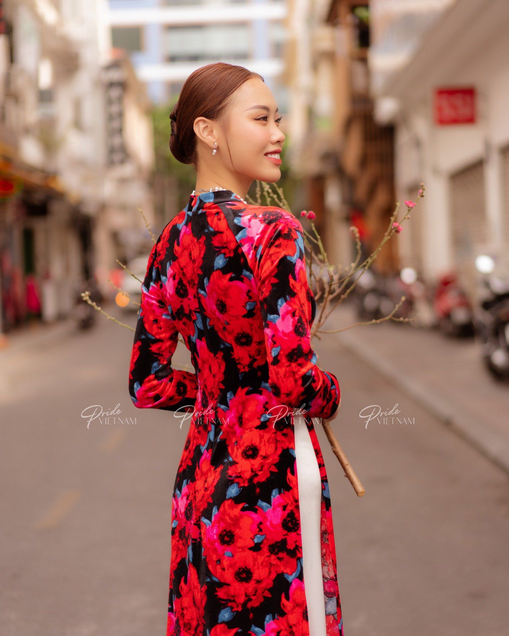 Áo Dài Nhung Hoa Đỏ Hồn Việt