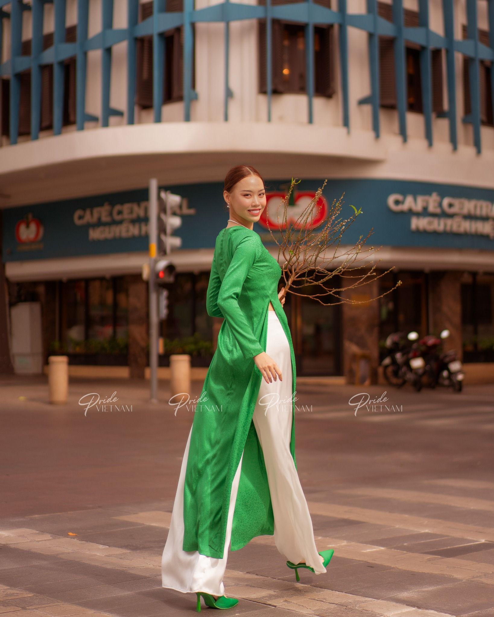 Áo Dài Lụa Trơn Xanh Lá Hồn Việt