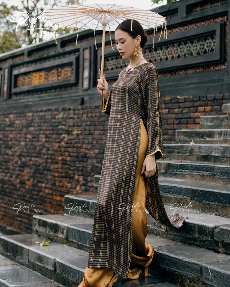 Áo Dài Lụa Nâu Vàng Pride Việt Nam